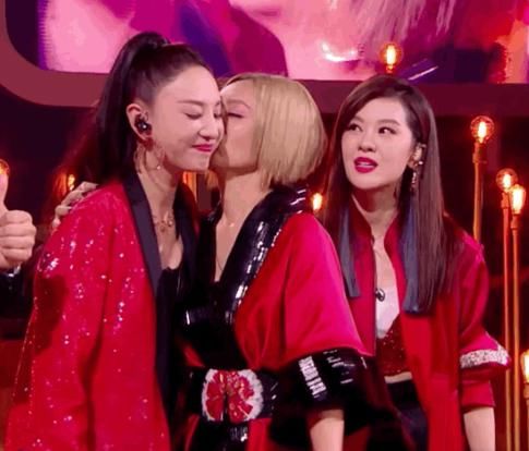 轮公演|《乘风破浪》三公残酷性全面升级,孟佳和丁当在同一地方“跌倒”