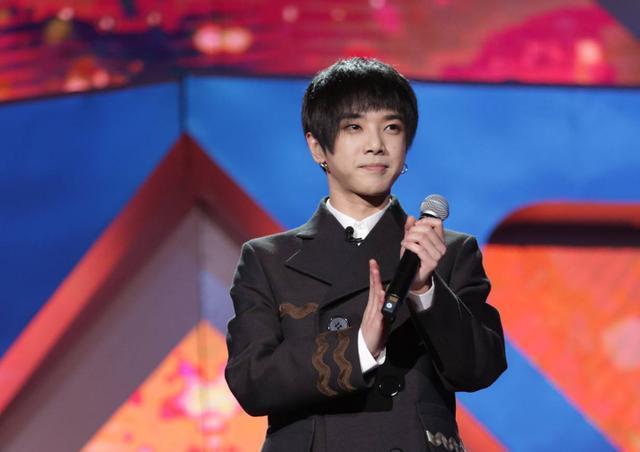 惊讶|宣布刘柏辛和华晨宇票数时,周深表情惊讶,毛不易的反应更真实