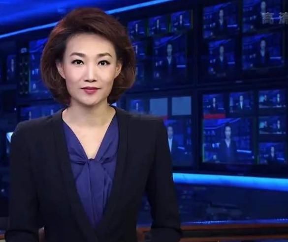  萌抢|《新闻联播》也有失误，名嘴李梓萌抢词手抖，康辉从容救场