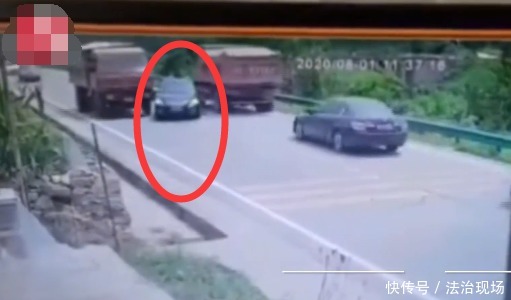  受伤|场面惊险！轿车夹缝中超车被货车猛撞推行，致3车受损严重3人受伤