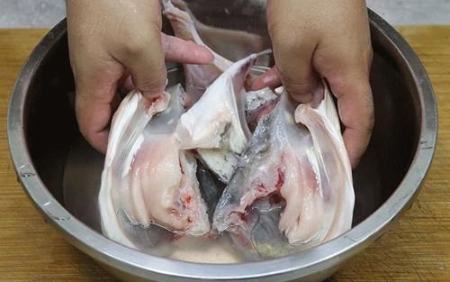 鱼头|教你做鱼头豆腐煲,汤汁鲜美,肉质鲜嫩,比剁椒鱼头还好吃