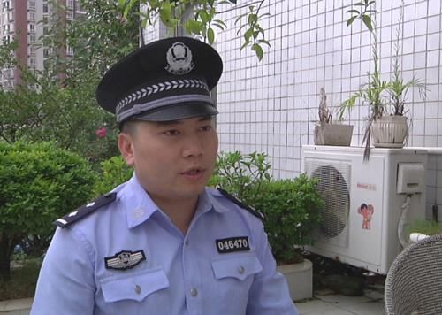 取出|搞到事了！前面那人取钱没拔卡，男子把钱全取出来以后……