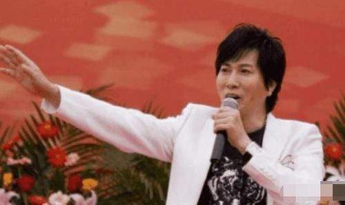  澎湖湾|他在春晚挤走费玉清，因一首歌挣9亿，去世还给家乡带来上亿收入