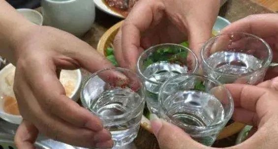 白酒|喝白酒时，为何放一杯“白水”在旁边？懂行人：这才是真正的会喝