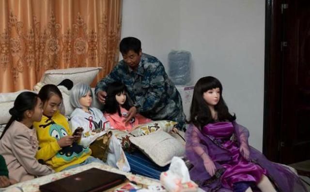 大叔|60岁大叔将仿真娃娃当女儿养,用10万买衣服,网友:畸形的父爱