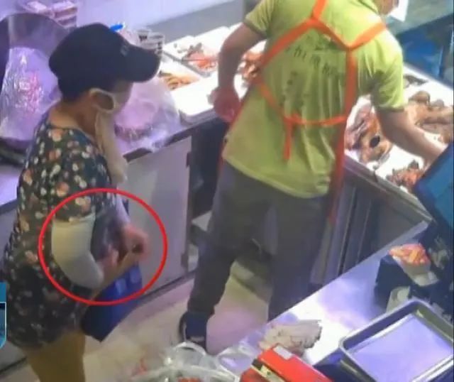 裤子|女士拿了只鸭子，然后放在衣服的裤子里面，盗窃行为被监控拍下