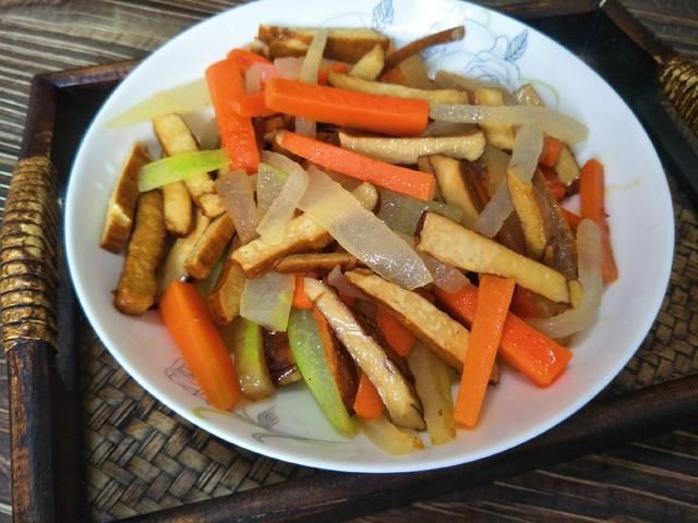  真香|冬瓜这样做太好吃了，加入2样配菜，?冬瓜清淡透明有营养，真香