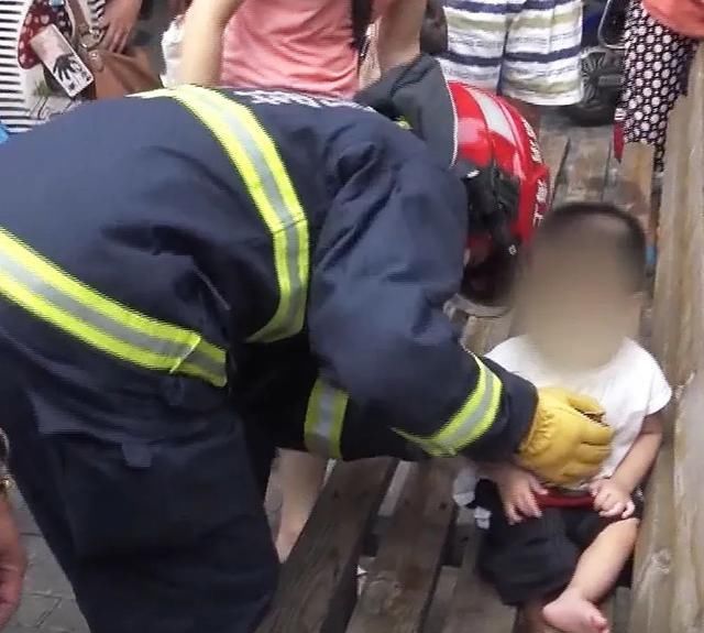  这次|卡！卡！卡！又有孩子被卡住了，这次是……