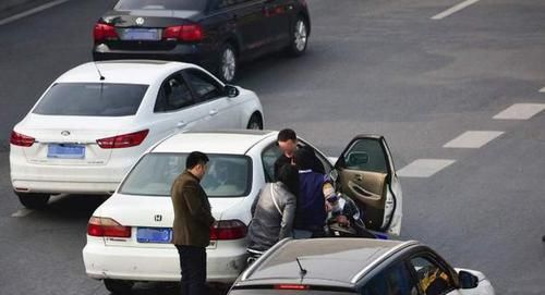  小刮小蹭|蹭了别人车，没人发现偷偷跑掉会怎样？车主：这事严重了