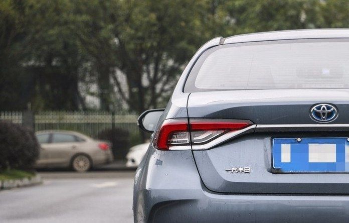  时尚|体验下混动卡罗拉，颜色的外观其实还是蛮大方时尚的