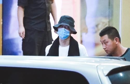 裤腿|王一博防出糗挽裤腿,系蝴蝶结瘸腿走路,看到粉丝装酷营业打招呼