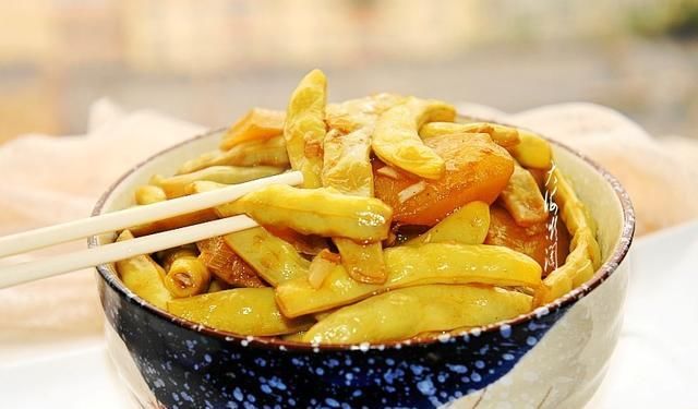  碰上|立秋后，这豆角碰上贵也买，和土豆一起炖好吃到撑，饱腹又营养