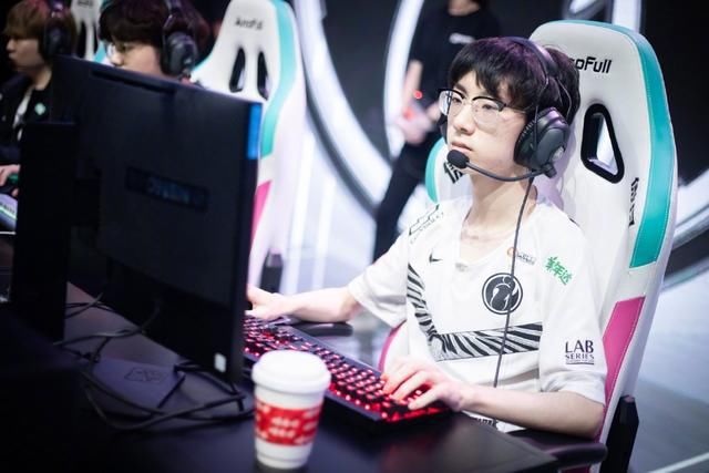 TES|iG2-0横扫TES,宝蓝登场后打出1项纪录,LPL解说发博爆粗口!