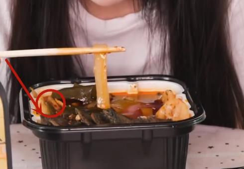  郑爽|郑爽直播吃火锅，蔬菜吃一口便放旁边，嘴里却在喊着好吃