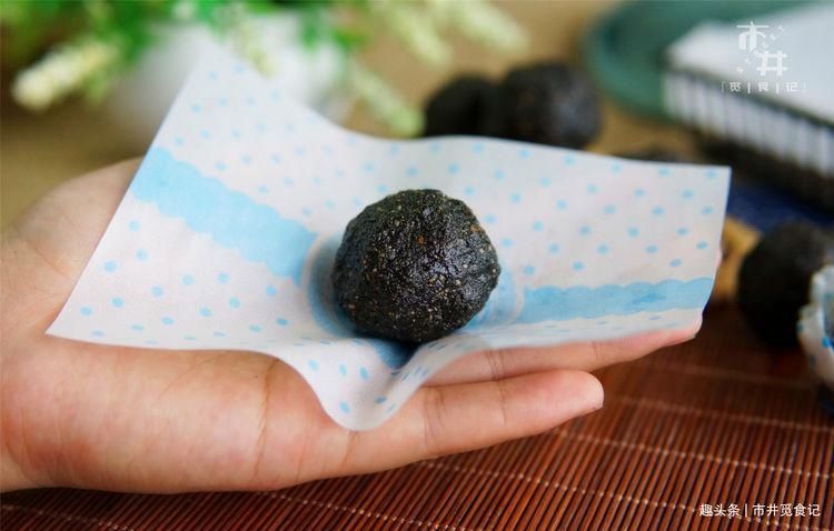  蜂蜜|1碗黑芝麻，3勺蜂蜜，搓一搓做“黑芝麻丸”，1元1颗，头发黑又亮