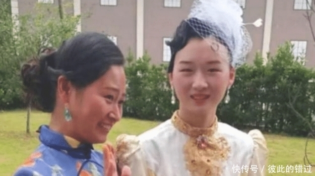 吓人|吴京的替身根本不算什么，周冬雨替身有点“吓人”，网友：这是复制粘贴吗？