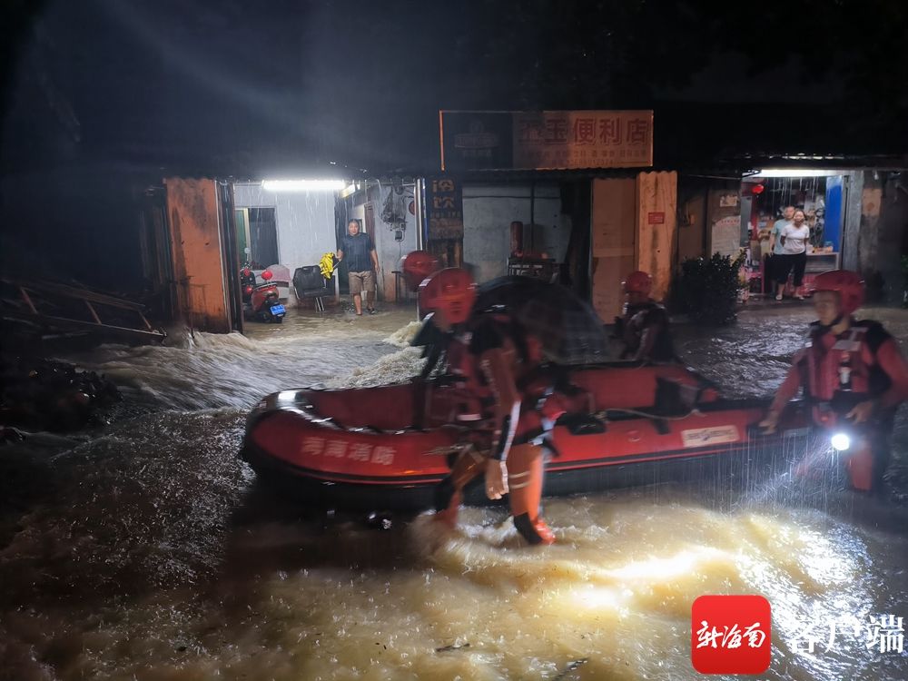 暴雨突袭 多名群众被积水围困 万宁消防紧急救援