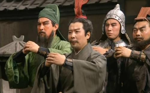 差点|虎牢关前吕布耀武扬威，公孙瓒差点被杀，赵云为何只观战不出手？