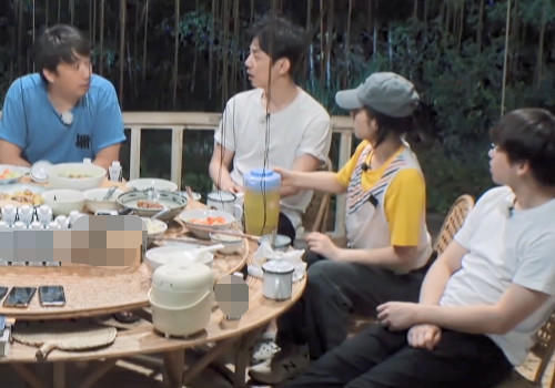 众人|众人祝妈妈节日快乐后,张子枫却背过头去小声嘟囔,何炅及时接梗