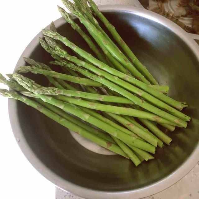  虾仁|芦笋炒虾仁的家常做法，清淡鲜香，虾肉滑嫩，出锅好看又好吃