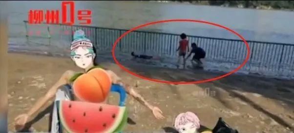 女子|女子穿比基尼在江边日光浴,网友吵翻了