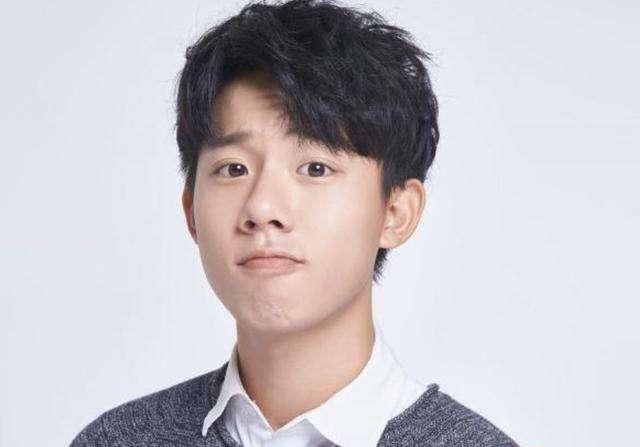  曝与|见光死？00后男星未官宣恋情直接分手，一天前被曝与女方同回酒店