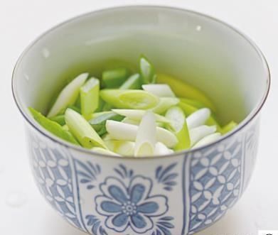 下饭|煮好的小虾别直接吃，加一把小葱拌一拌，鲜香补钙，开胃下饭