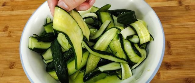  吃不完|巧用三伏天把吃不完的黄瓜晒成干，留着冬天炒肉吃，又香又脆