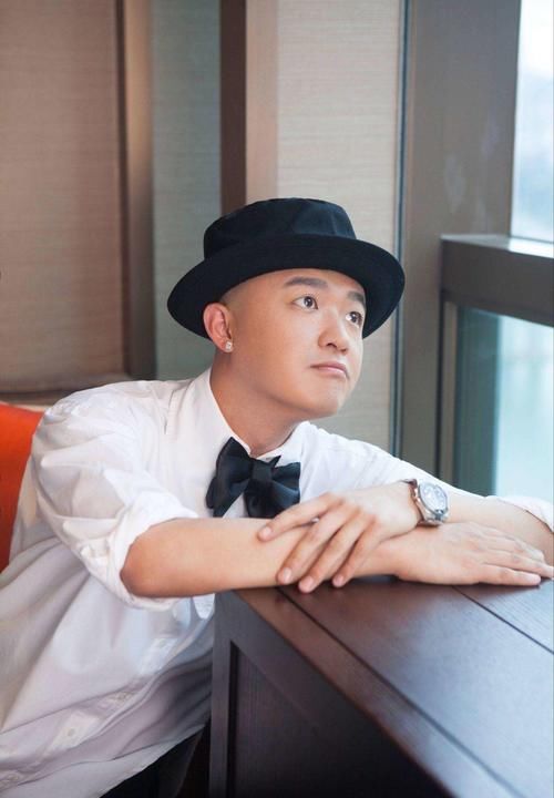  称为|《跑男》离开后的成员都有联系，却独独少了他，难怪被称为最违和成员