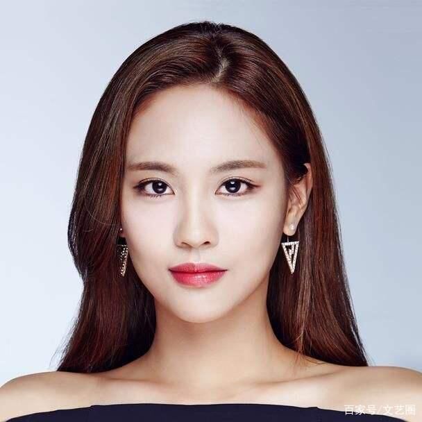  芒果|王霏霏芒果夜下楼梯摔跟头，站起来坚持表演，事后回应未伤筋动骨