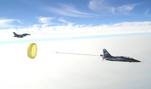 飞机|C919身后为何拉出一朵伞花?关键时刻保命,让国产飞机更安全