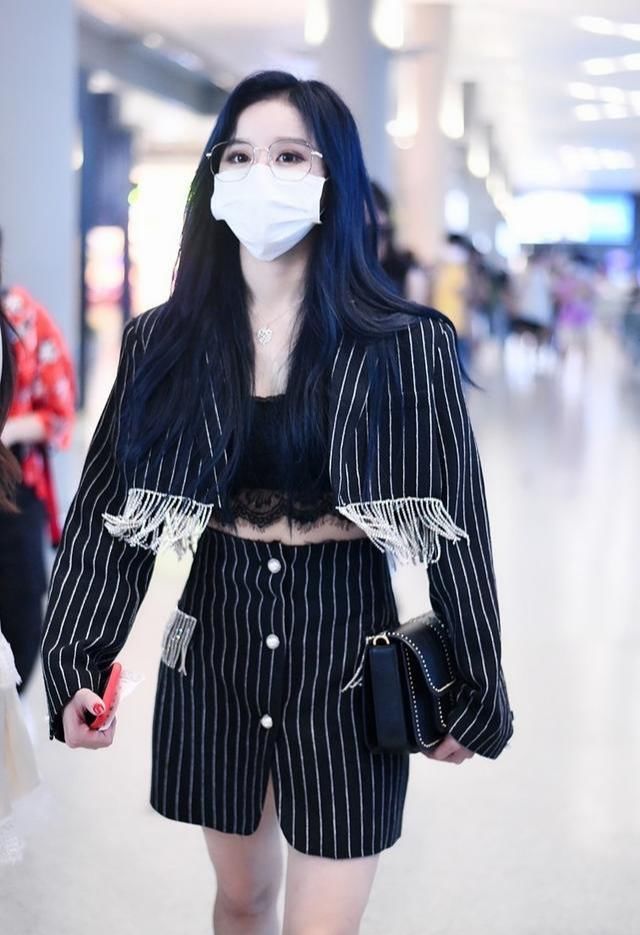  马丁|段艺璇走甜酷路线，条纹套装配马丁靴，细腰长腿身材真好