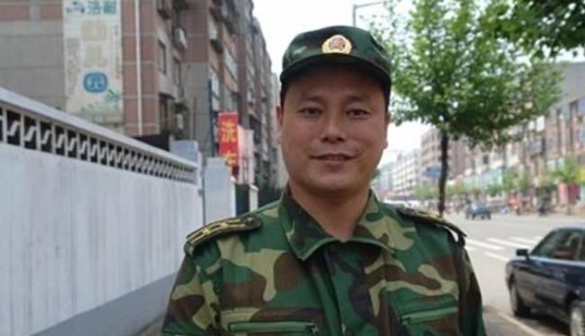勇斗|曾作为军人的他，为救一女子，勇斗4名歹徒身中14刀，后来怎样了？