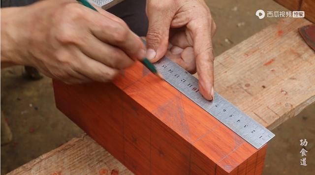  木头|继李子柒后，63岁木工大爷火爆外网，他凭什么月入60万？