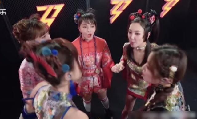  扇子|《乘风破浪》金莎淘汰原因曝光，三公扇子掉地上，出现巨大失误