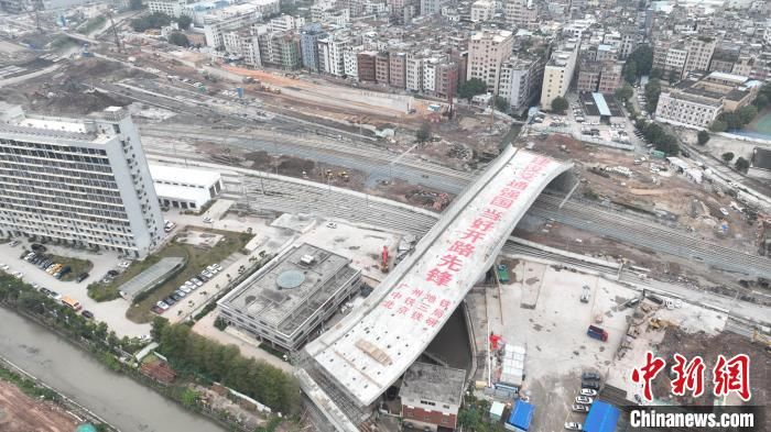 广州白云站综合交通枢纽配套路桥完成四次跨越京广铁路