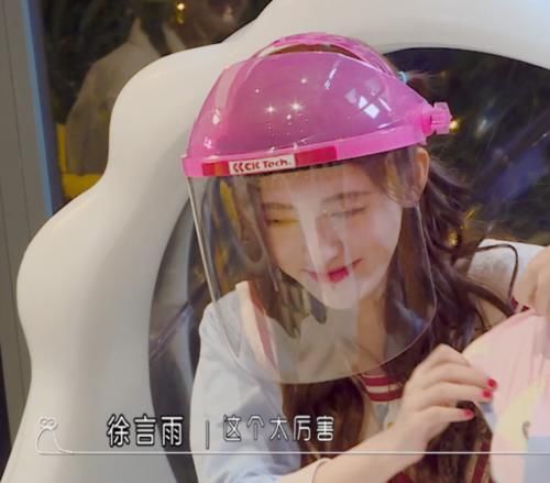 表情|被闺蜜送了“奇葩礼物”，当鞠婧祎戴上头盔那一刻，表情都懒得装