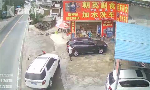  惊险|惊险！2岁男童蹲路边方便被卷入车底