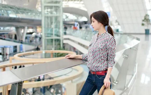 孙允珠|美人图鉴孙允珠:樱桃红杂色几何图案百变衬衫