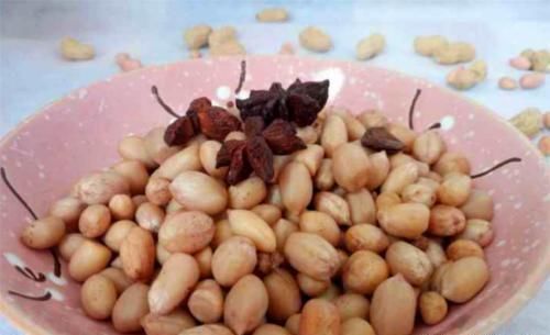  浸泡两小|水煮花生米，先下锅煮就错啦。难怪不脆不入味，大厨:这样做才对