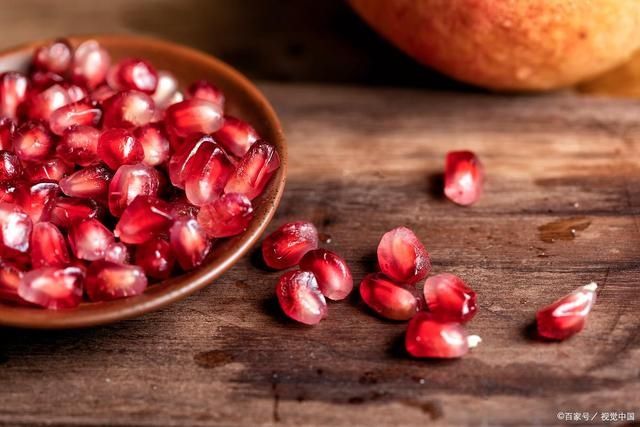 将石榴|九月石榴最香甜,教你两个快速剥石榴的方法,从此好吃不难剥