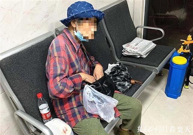  独居|民警跨区送独居老人回家，又找来开锁公司帮忙开门