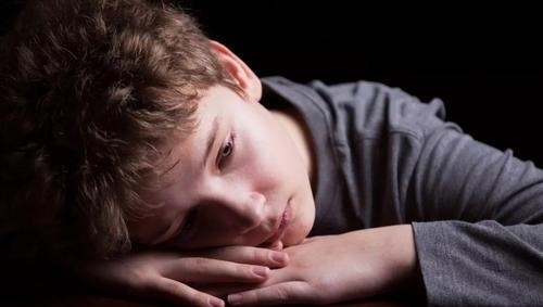  弟弟妹妹|13岁男孩“养着”5个孩子，记者采访时落泪，哭喊：我也没办法啊