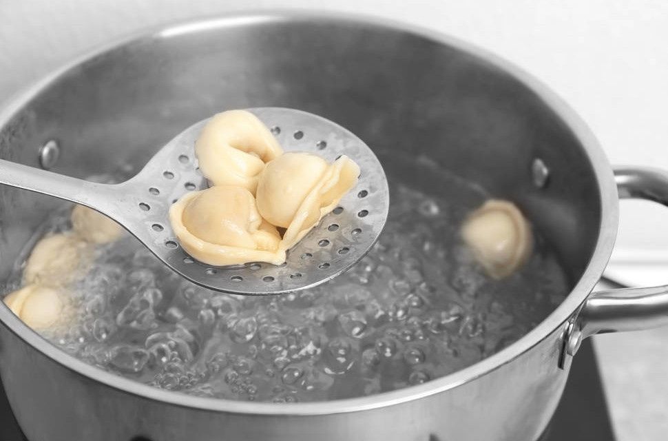  下锅|煮饺子，最忌水开直接下锅煮，牢记4点，饺子劲道好吃不破皮