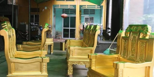  沙金|布沙发皮沙发都弱爆了！越南土豪花11亿订制金沙发