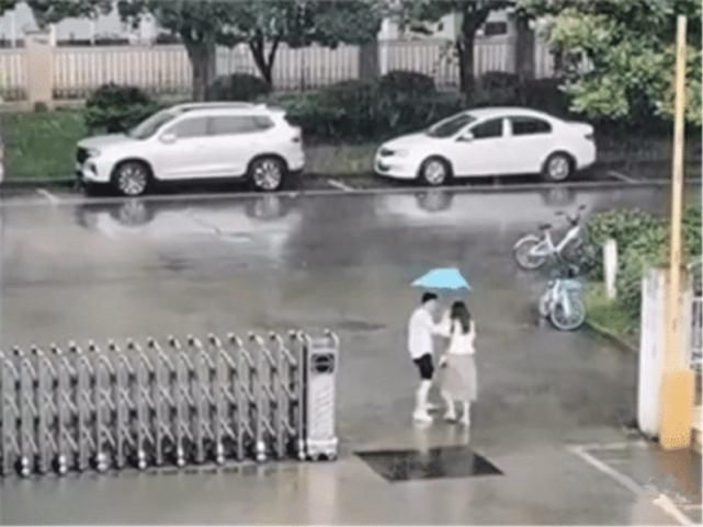  雨伞|小伙顶着暴雨为女友送伞，结果对方一拳打掉，转身上了台宝马7系！