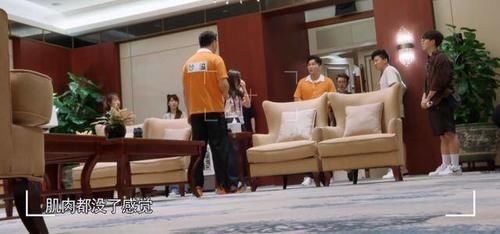  状态|《奔跑吧》baby松垮葛优躺，李沁收腹挺腰气质优雅，观众称差别大