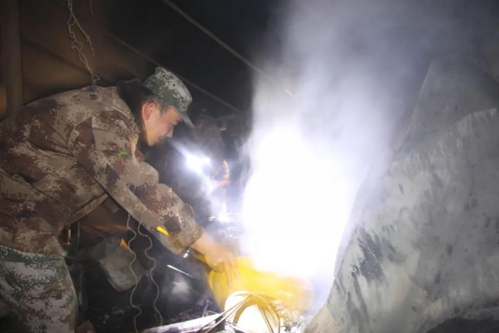  奋力|牧民房屋深夜着火，官兵奋力扑救