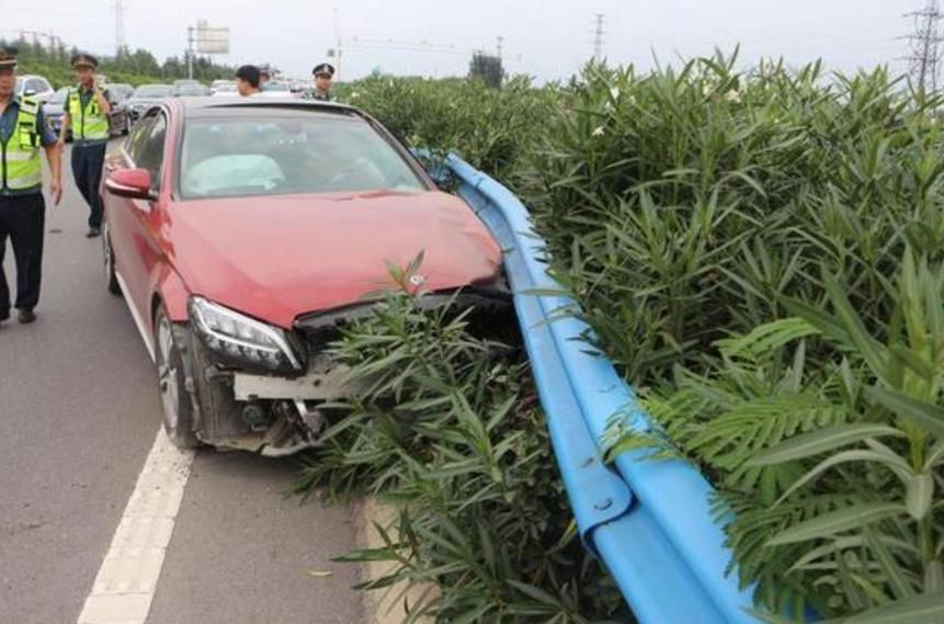  车主|高速犯困闭眼几秒钟，撞上大巴车子报废，车主：车子买了不到半年