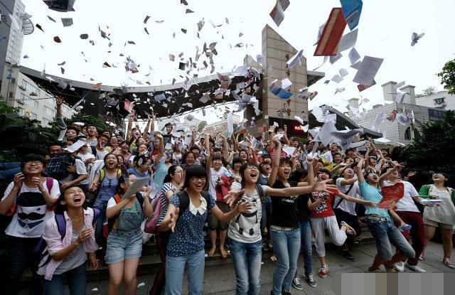 面目全非|高考撕别人答题卡的女生,成绩出来了,网友:嫉妒使人面目全非